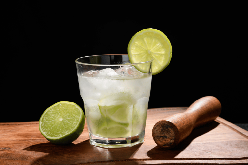 como preparar una caipirinha